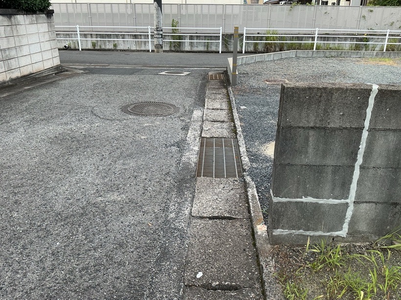 前面道路東側