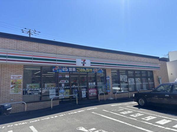 セブンイレブン札幌真駒内幸町店 300m 写真撮影日：2025-04-17