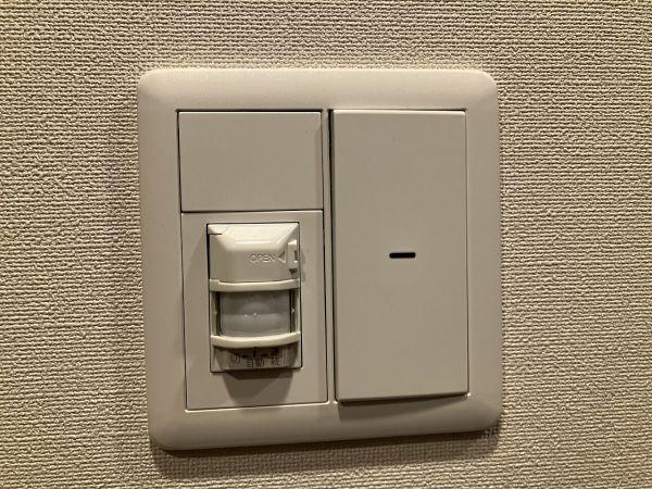 その他設備 人勧センサー付照明プレートスイッチ  写真撮影日：2025-05-15