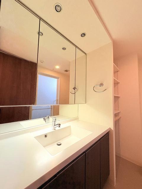 その他設備 洗面化粧台  写真撮影日：2025-12-02