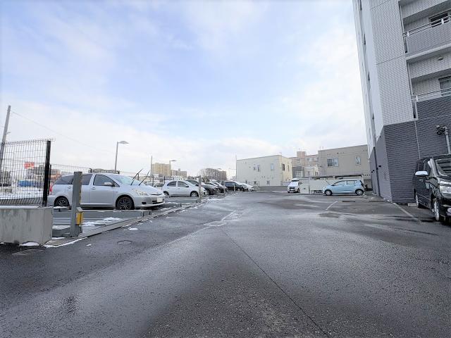 駐車場(共用設備)  写真撮影日：2025-12-22