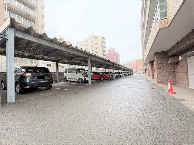 駐車場(共用設備)  写真撮影日：2025-12-25