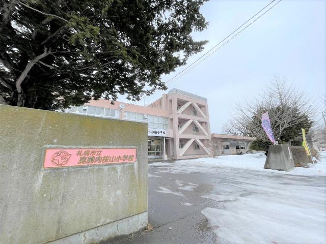 札幌市立真駒内桜山小学校 650m 写真撮影日：2025-12-25