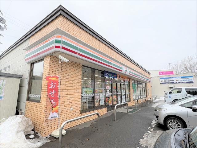 セブンイレブン札幌真駒内幸町店 300m 写真撮影日：2025-12-25
