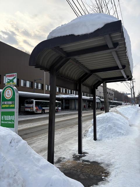 新千歳空港駅行きのバス停 1400m 写真撮影日：2026-02-21