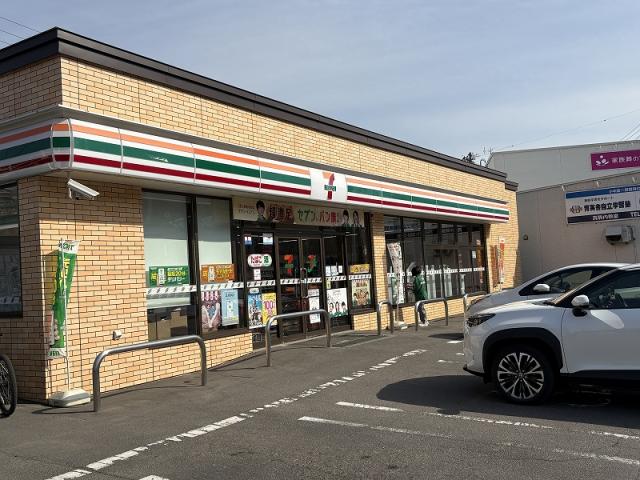 セブン-イレブン札幌真駒内幸町店 350m 写真撮影日：2026-04-27