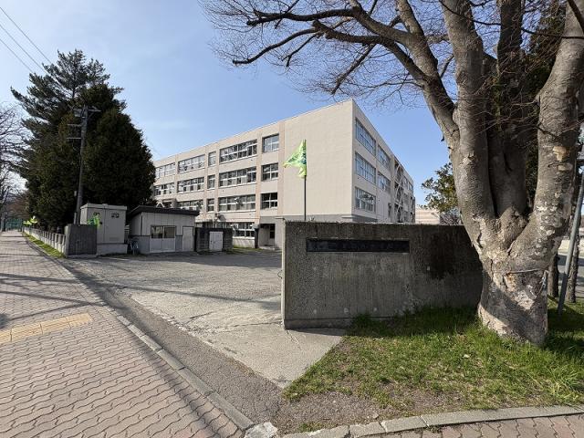 札幌市立真駒内中学校 450m 写真撮影日：2026-04-27