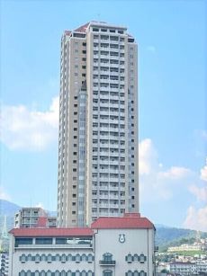 阪急今津線「宝塚南口」駅 徒歩5分、3WAYアクセス可能。総戸数177戸のタワーマンションです。