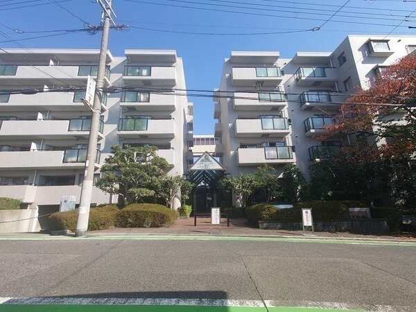 地上9階建、総戸数200戸の大規模マンション。複数路線利用可能、スーパーが徒歩圏内に揃う立地です。