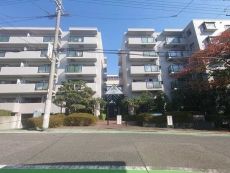 地上9階建、総戸数200戸の大規模マンション。複数路線利用可能、スーパーが徒歩圏内に揃う立地です。