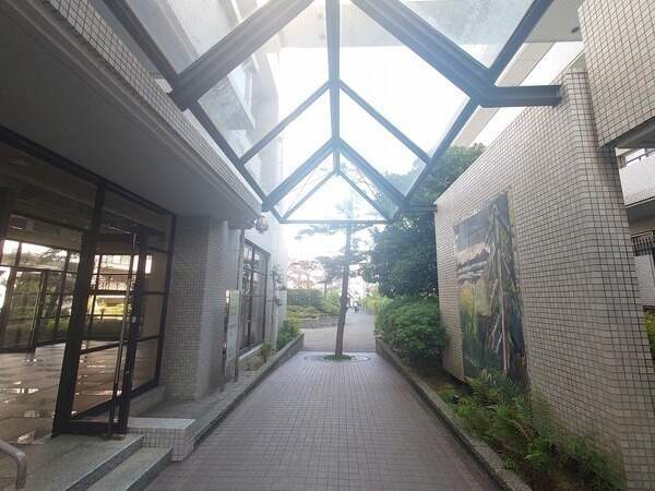 陽光が差し込む明るいエントランス。三井不動産レジデンシャルサービス関西により管理されています。