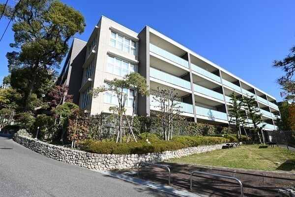 閑静な住宅街に立地。引渡しから1年間の設備保証が付保されています(補修費用等には上限がございます)。