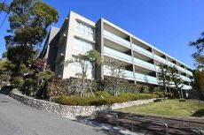 閑静な住宅街に立地。引渡しから1年間の設備保証が付保されています(補修費用等には上限がございます)。