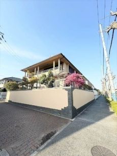 開放的な三方角地。西側は車の通り抜けができません。南側の広い公道には歩道があり、安全に歩行できます。