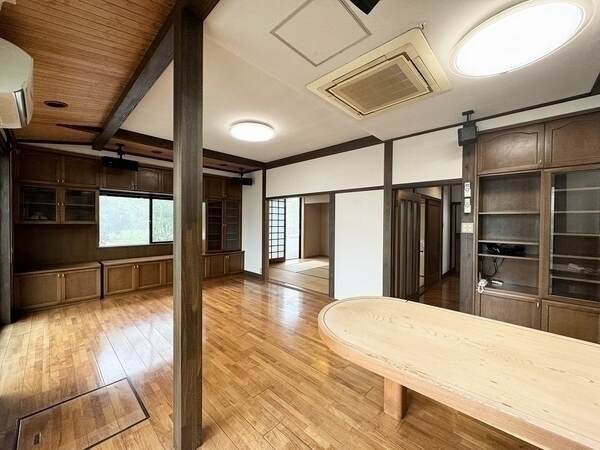 食卓テーブル・TV台・キッチン周りの棚は備え付けのため、新生活の準備がスムーズにできそうです。