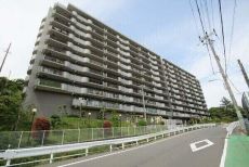 株式会社長谷川工務店施工、高台に佇む地上11階地下1階建て・総戸数129戸のマンションです。