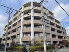 阪急神戸線「園田」駅 徒歩6分。小中学校や公園が徒歩圏内にあり、子育て世帯も暮らしやすいエリアです。