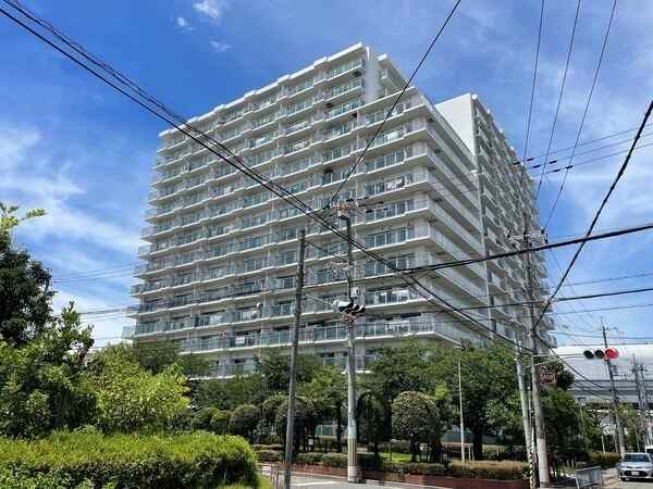 阪神本線「尼崎センタープール前」駅 徒歩7分。全190戸、三菱地所コミュニティ管理マンションです。