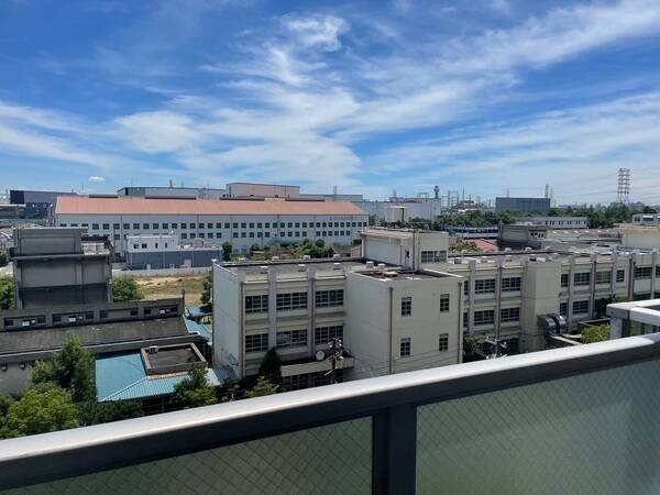 南側バルコニーからの眺望です。7階部分につき、天気の良い日は開放的な青空をお楽しみいただけます。