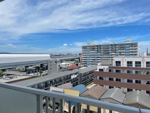 東側バルコニーからの眺望です。視界を遮る建物がないため、室内まで暖かな光と心地よい風が届きます。