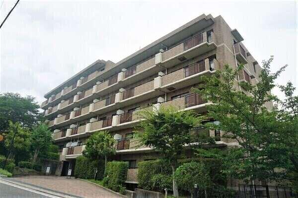 1996年3月築、総戸数35戸の地上6階建マンション。自然豊かで閑静な住宅街に位置しています。