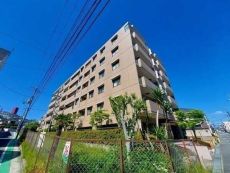 阪急甲陽線「苦楽園口」駅徒歩18分、利便性の高い立地。下階に住戸の無い2階部分に所在しています。
