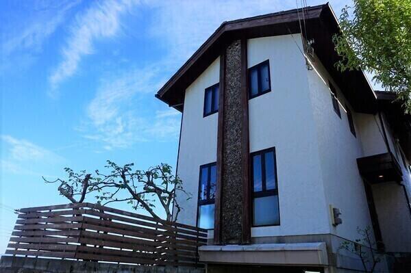 阪急甲陽線「甲陽園」駅まで徒歩9分。甲陽園西山町の高台に佇む、建物面積112.99平米の邸宅です。