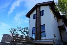 阪急甲陽線「甲陽園」駅まで徒歩9分。甲陽園西山町の高台に佇む、建物面積112.99平米の邸宅です。