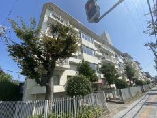 阪神本線「香櫨園」駅 徒歩9分など、2WAYアクセス可能。4階建の最上階、開放的な三方角住戸です。