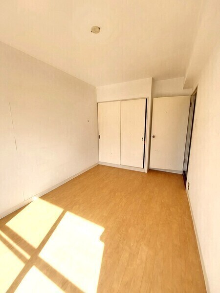 物入が備わっており、衣類や小物を収納して住空間を有効活用できます。室内はシンプルな内装です。