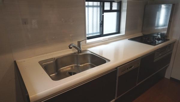 調理に集中しやすい、壁付けタイプのシステムキッチン。前面に窓があるため、自然採光・換気が可能です。