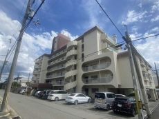 阪神本線「芦屋」駅徒歩13分の立地。総戸数53戸、RC造地上6階建マンション。日勤管理の物件です。