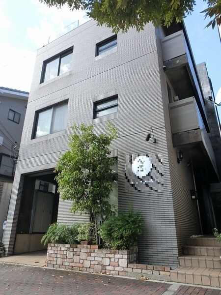 阪急神戸線「園田」駅 徒歩4分。積水ハウス株式会社施工、3階建住宅。2台分の車庫有り(車種による)。