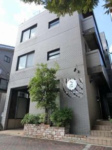 阪急神戸線「園田」駅 徒歩4分。積水ハウス株式会社施工、3階建住宅。2台分の車庫有り(車種による)。