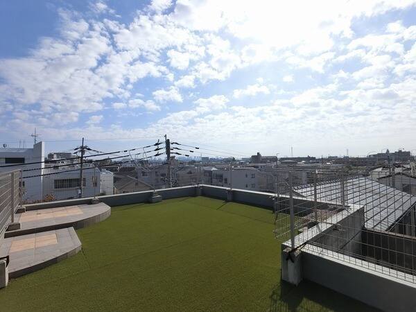 周囲に高い建物がなく、陽光が遮られません。天気の良い日は開放的な青空の下、気持ちよく過ごせそうです。