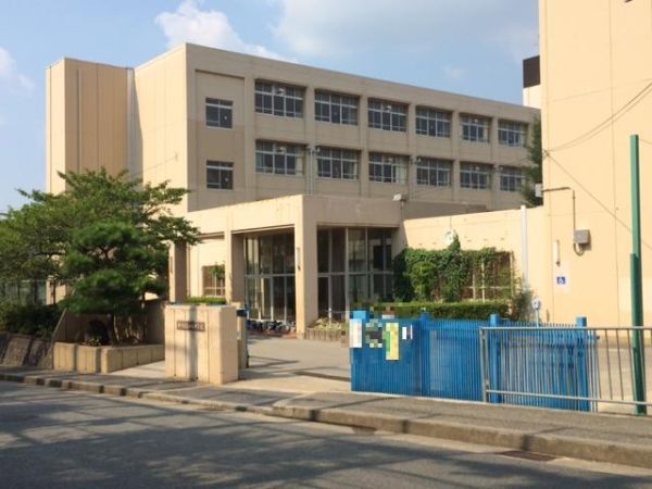 神戸市立桜が丘中学校 770m 写真撮影日：2024-11-08 
