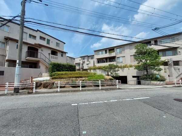 阪急甲陽線「苦楽園口」駅徒歩12分。三井不動産分譲、RC造地上3階地下1階建マンションです。