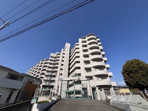 鉄筋コンクリート造、地上10階建マンションの9階部分。2面バルコニー付きで、陽当り・通風良好です。
