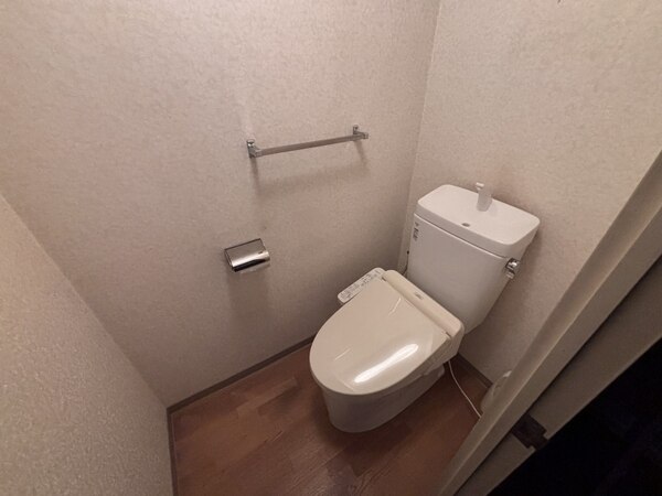 白を基調とした清潔感のあるトイレです。温水洗浄便座付きなので、毎日快適にご使用いただけます。