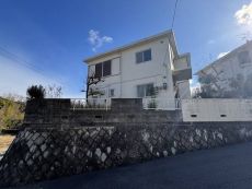 63坪超のゆとりある敷地に佇む、RC造の2階建住宅。阪急今津線「仁川」駅 徒歩15分の立地です。