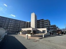 全135戸の地上7階建マンション。スーパーやコンビニ、小学校が徒歩圏内に揃う利便性の高さが魅力です。