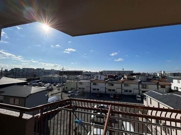 南向きバルコニーからの眺望です。前面に高い建物がなく、天気の良い日は開放的な青空が広がります。