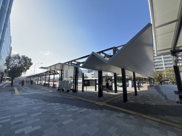 駅前バスターミナル 720m 写真撮影日：2025-02-08 