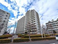 周辺は子育てファミリーが暮らしやすい住環境。教育・買い物施設や自然豊かな公園等が徒歩圏内に揃います。