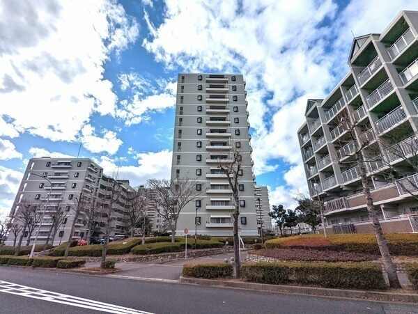 RC造・地上14階建て、総戸数108戸のマンションです。地上11階部分住戸、便利なエレベーター付き。