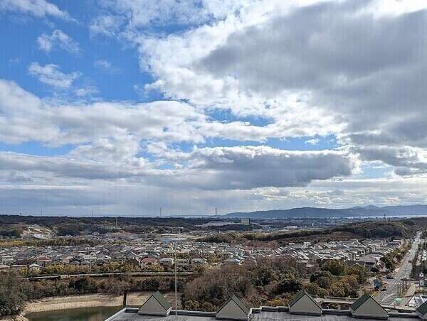 南向きバルコニーからの開放的な眺望です。天気の良い日には、明石海峡大橋や淡路島が見渡せます。