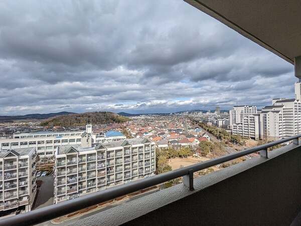 住戸玄関前共用廊下からの眺望です。「西神中央」駅までは、徒歩2分のバス停から乗車9分でアクセス可能。