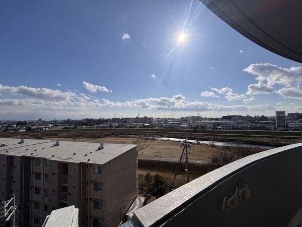 7階建の最上階部分・南向きバルコニーからの眺望。晴れた日には青空が広がり、心地よい景色を楽しめます。