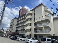 阪神本線「芦屋」駅まで徒歩13分、複数沿線利用可能な立地。地上6階建・総53戸のマンションです。