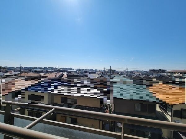 9階建4階部分、南向きバルコニーからの眺望です。晴れた日には気持ちの良い青空が楽しめそうです。